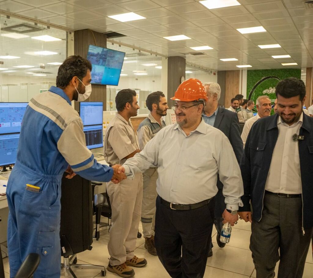 بازدید-امیدبخش-شریعتمداری-از-پتروشیمی-هنگام-در-اولین-سفر-کاری-به-عسلویه-1.jpg