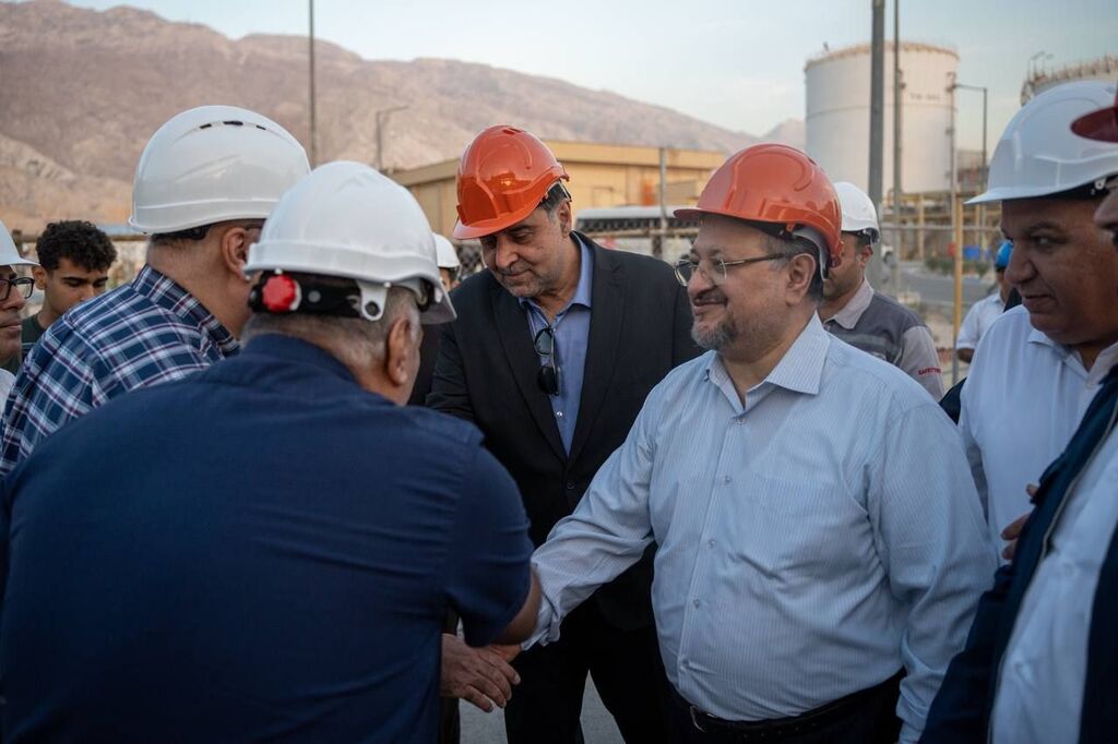 بازدید-امیدبخش-شریعتمداری-از-پتروشیمی-هنگام-در-اولین-سفر-کاری-به-عسلویه-10.jpg