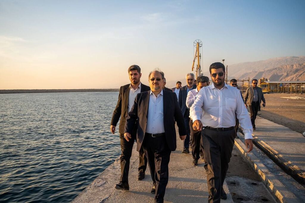 بازدید-امیدبخش-شریعتمداری-از-پتروشیمی-هنگام-در-اولین-سفر-کاری-به-عسلویه-2.jpg