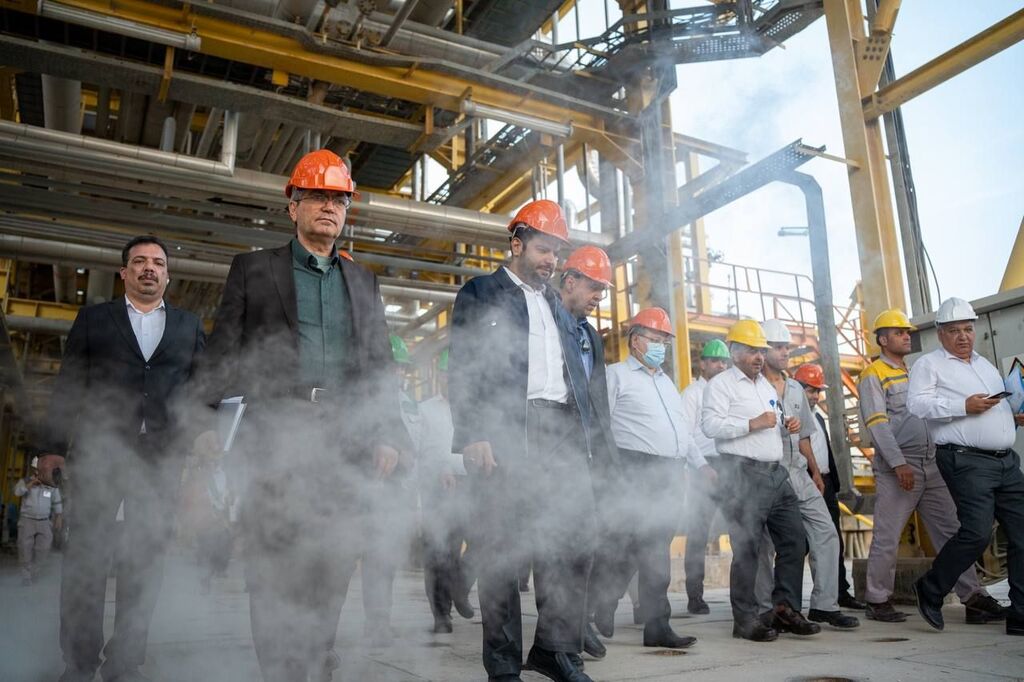 بازدید-امیدبخش-شریعتمداری-از-پتروشیمی-هنگام-در-اولین-سفر-کاری-به-عسلویه-4.jpg