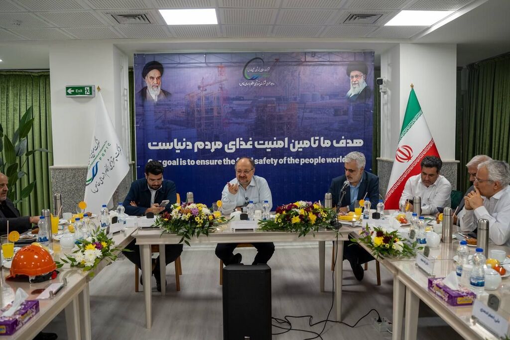 بازدید-امیدبخش-شریعتمداری-از-پتروشیمی-هنگام-در-اولین-سفر-کاری-به-عسلویه-6.jpg